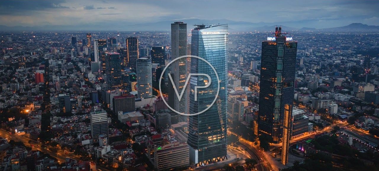 Torre de The Ritz-Carlton Residences, Mexico City sobre Paseo de la Reforma al anochecer